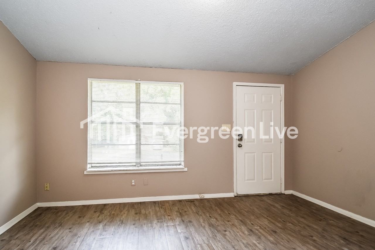 8256 Southaven Cir W - Photo 5 of 15