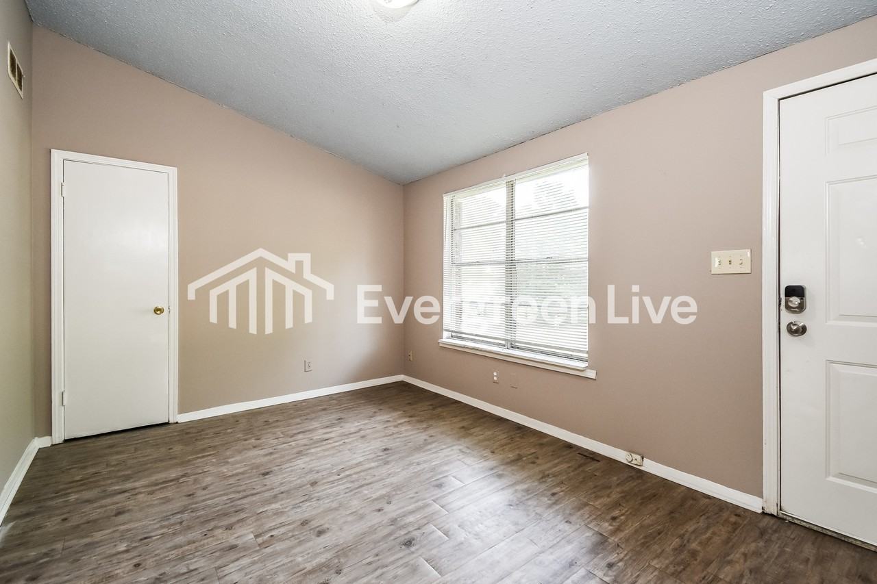8256 Southaven Cir W - Photo 6 of 15