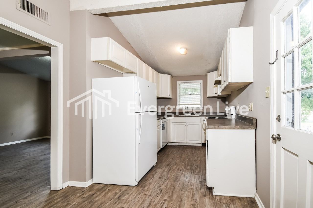 8256 Southaven Cir W - Photo 7 of 15
