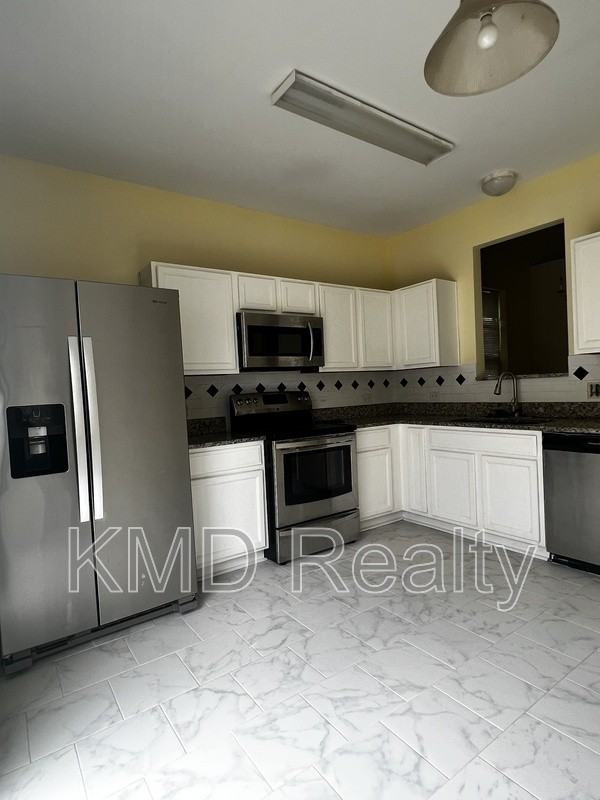 9247 Cranfield Ln - Photo 3 of 10