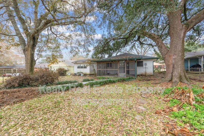 137 Amber St - Photo 2 of 38