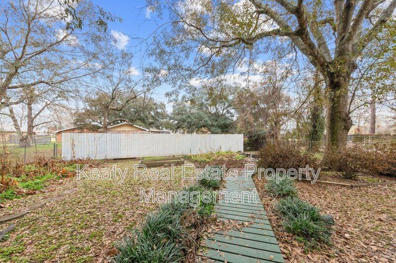 137 Amber St - Photo 4 of 38