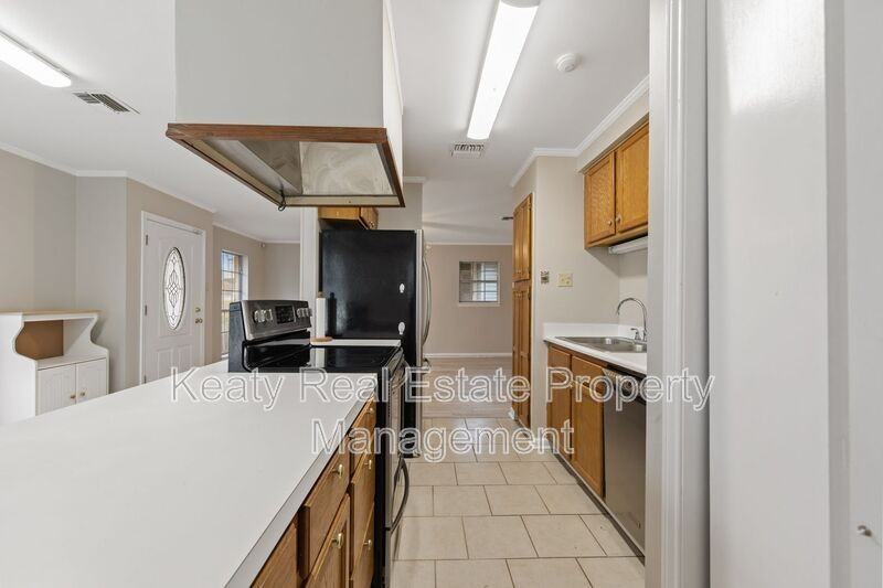 137 Amber St - Photo 5 of 38