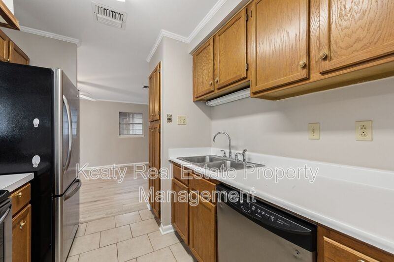 137 Amber St - Photo 6 of 38