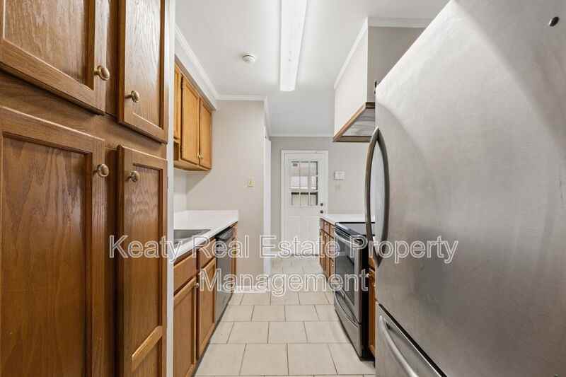 137 Amber St - Photo 7 of 38