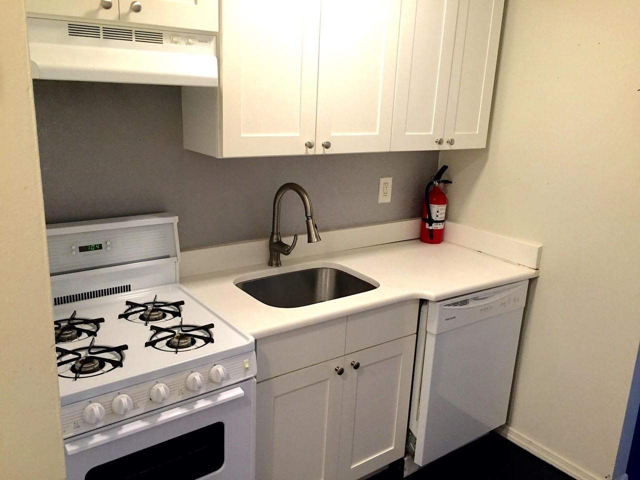407 7th Ave - Photo 4 of 8