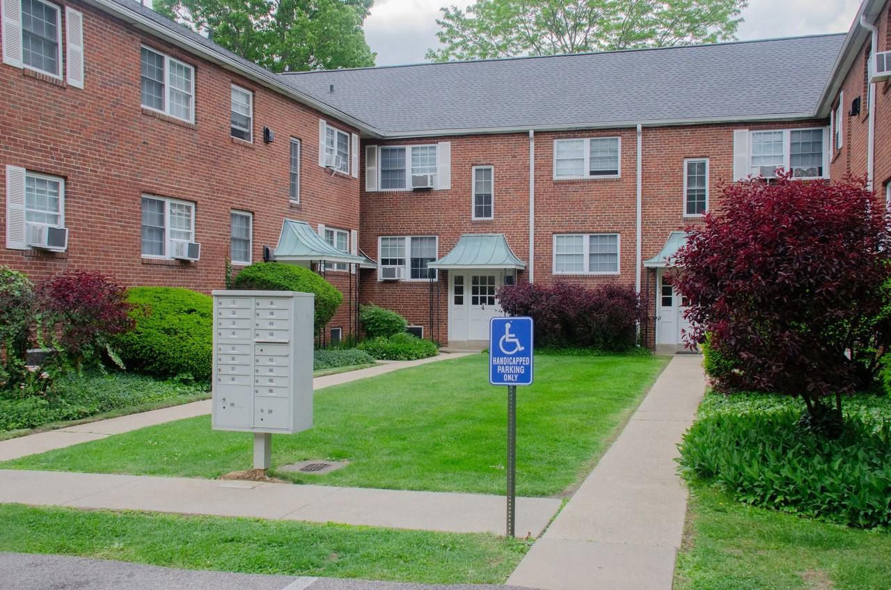 Suburban Square Apartments - Photo 4 of 32