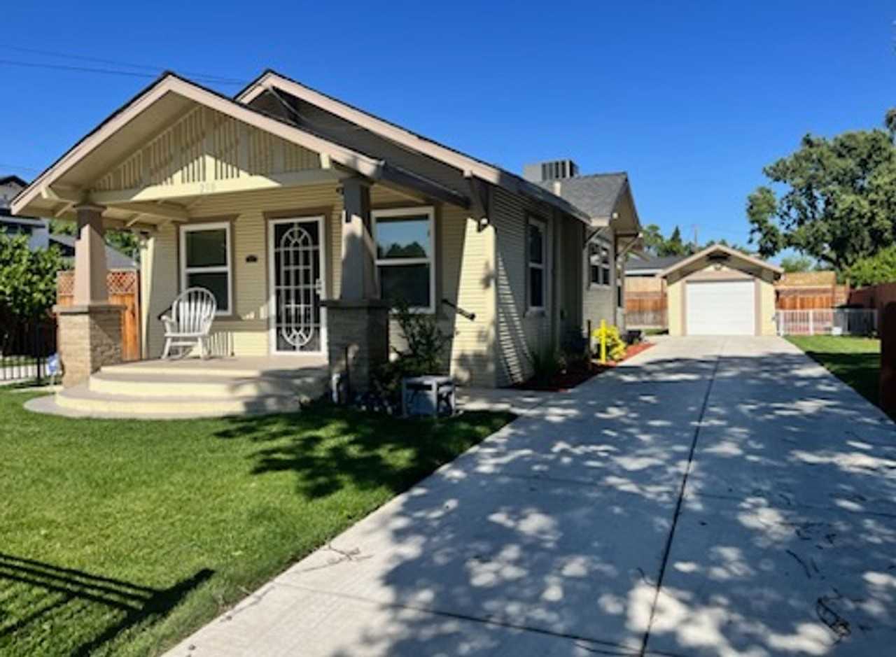 210 Las Flores Ave - Photo 4 of 23
