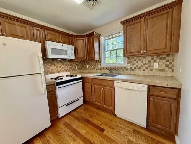 1005 6th St - Photo 3 of 14
