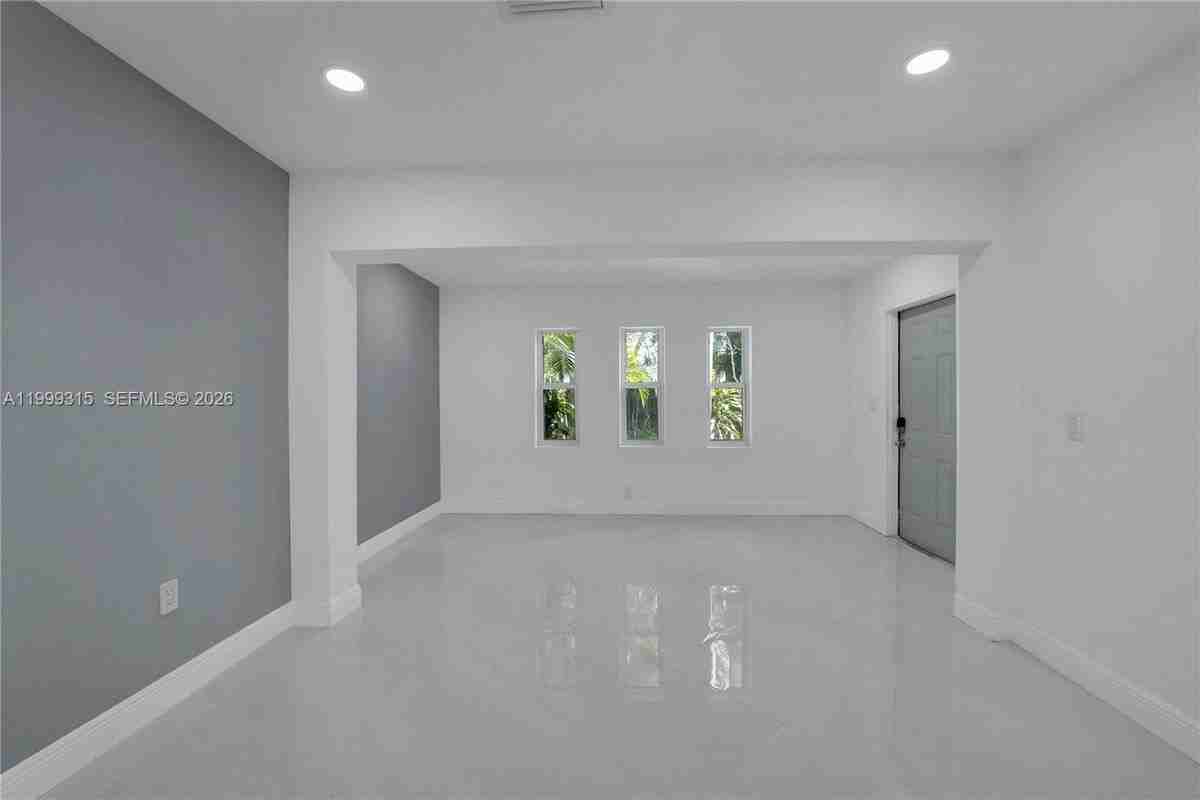 1137 Sw 8th Ave - Photo 3 of 13