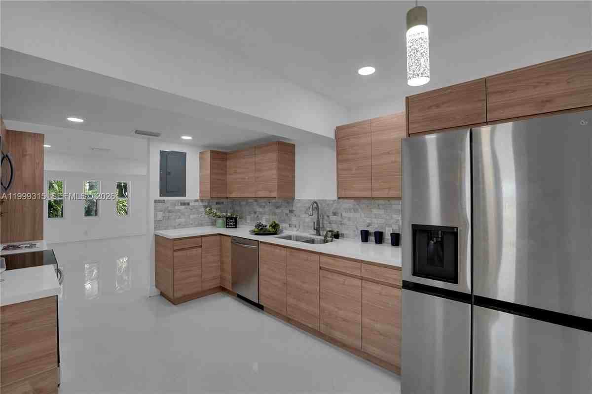 1137 Sw 8th Ave - Photo 4 of 13