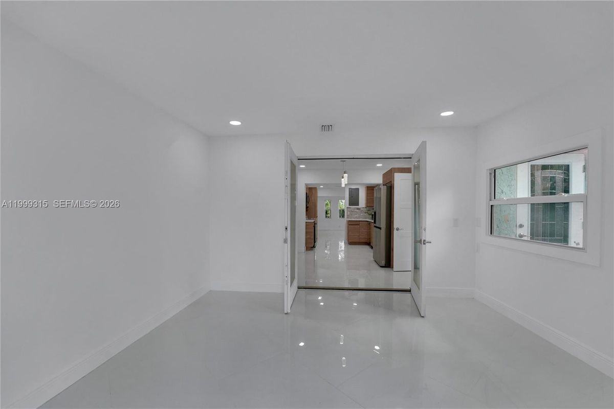 1137 Sw 8th Ave - Photo 5 of 13