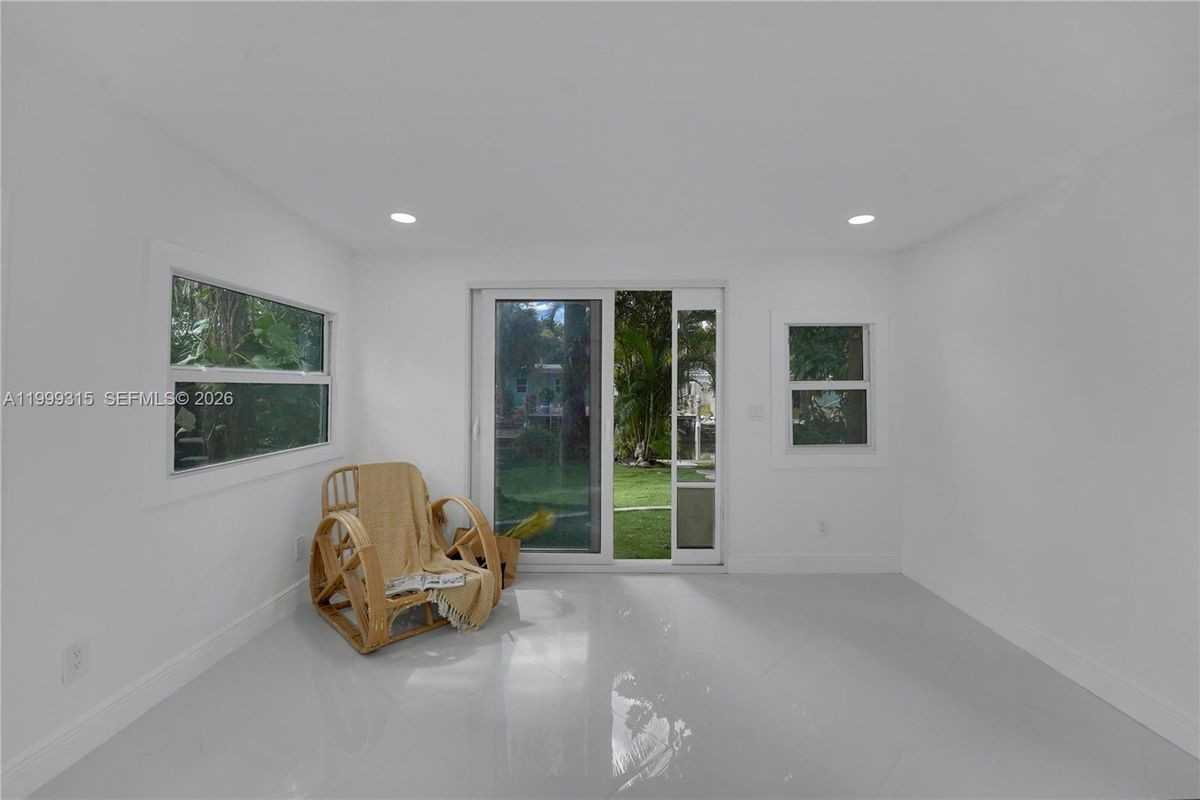 1137 Sw 8th Ave - Photo 6 of 13
