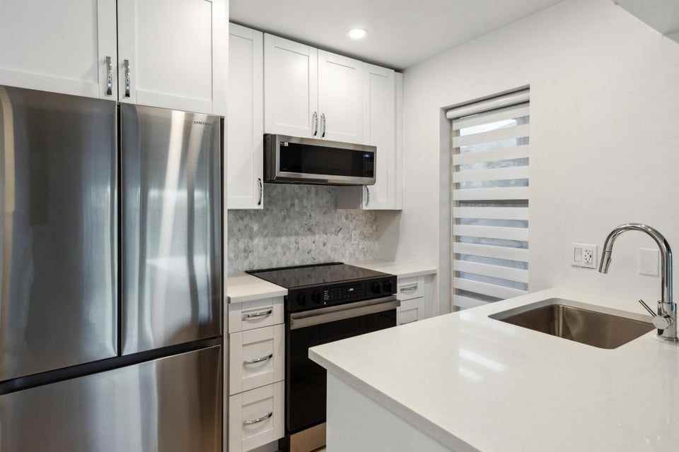 410 Se 13th St ##4 - Photo 2 of 8