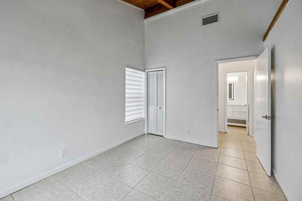 410 Se 13th St ##4 - Photo 4 of 8