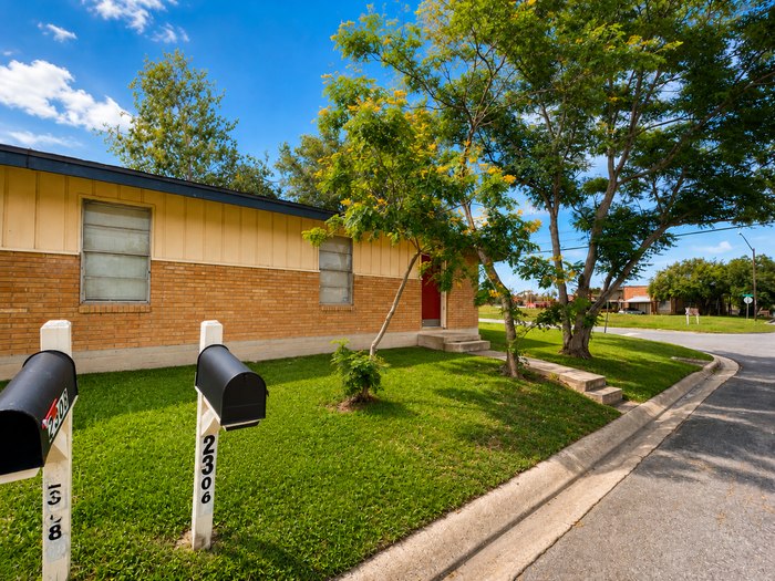 2306 N Dennis St - Photo 2 of 5