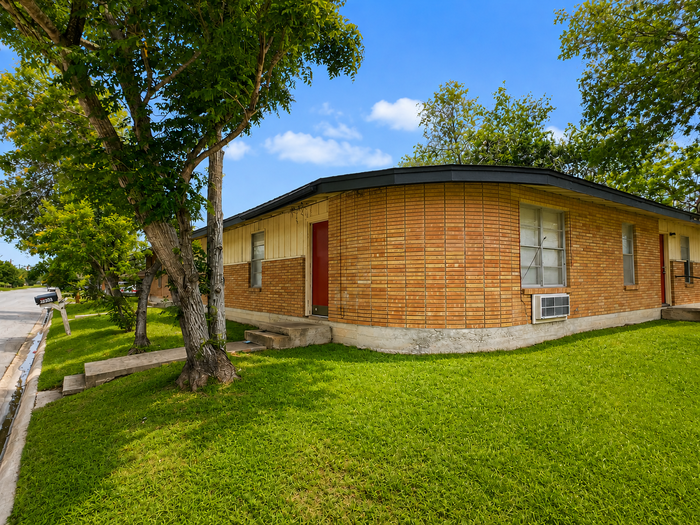 2306 N Dennis St - Photo 3 of 5