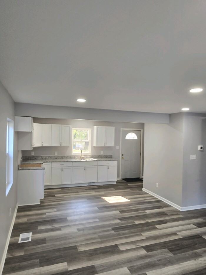 1118 Benton St - Photo 5 of 15