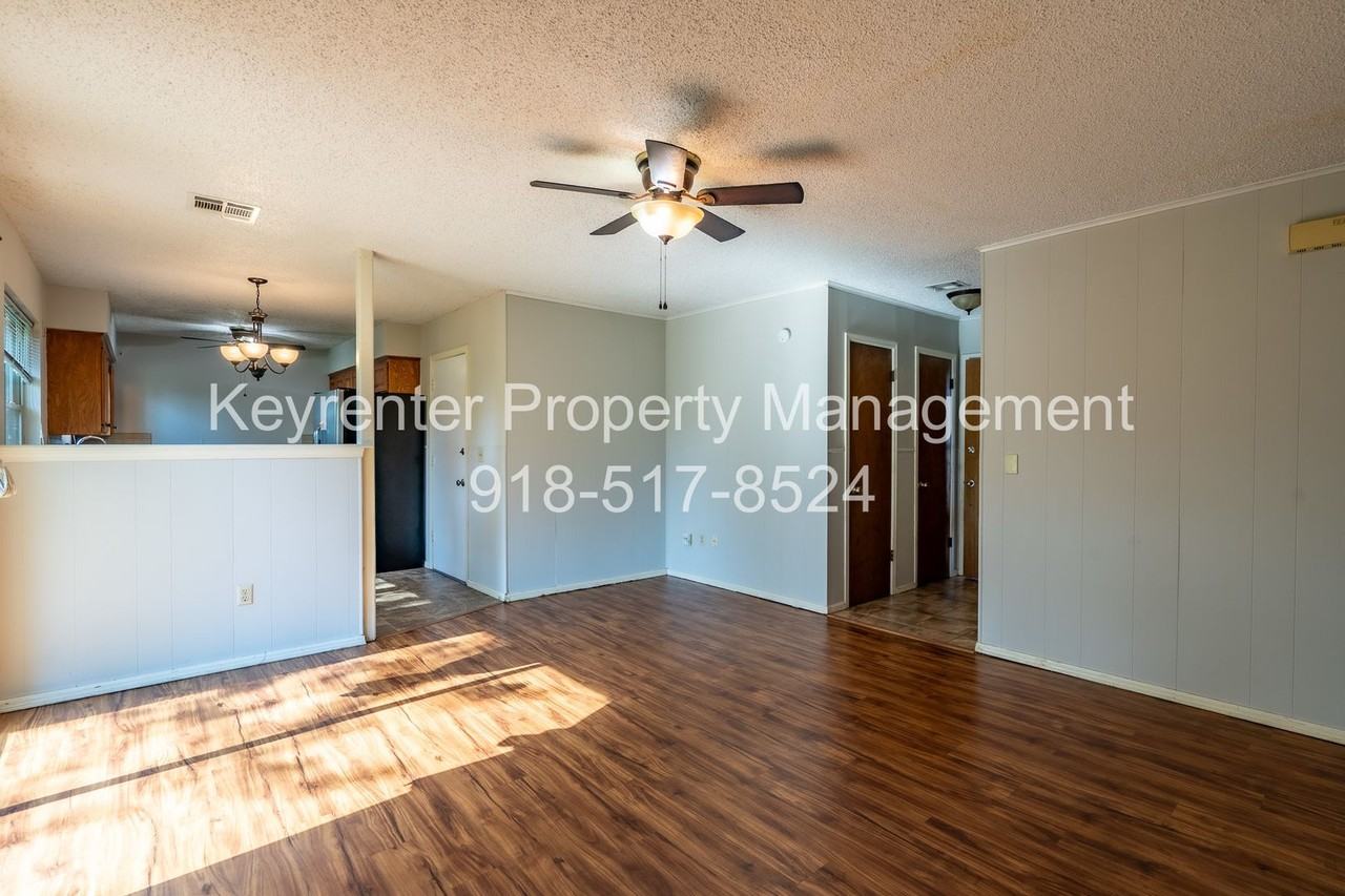 4822 S Spruce Dr - Photo 3 of 11