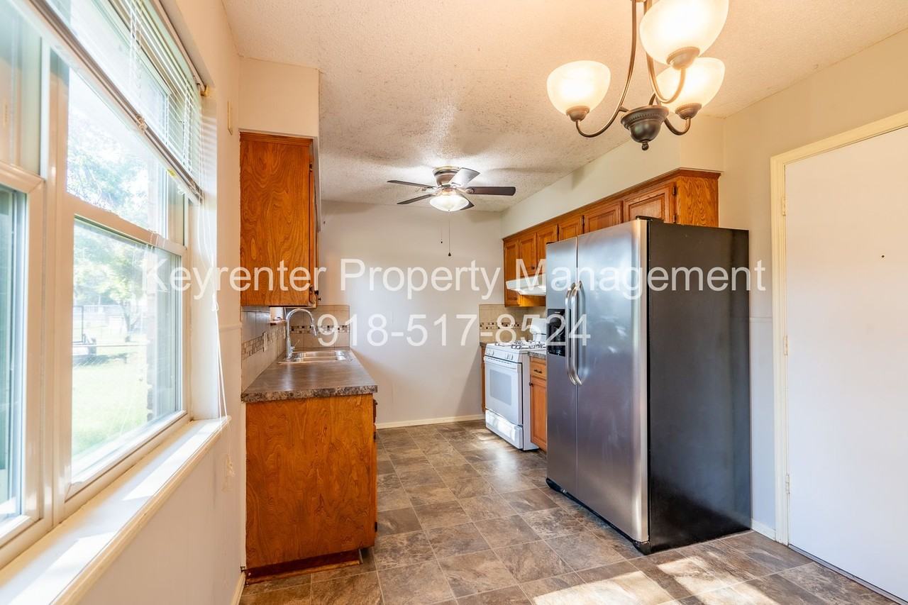4822 S Spruce Dr - Photo 5 of 11