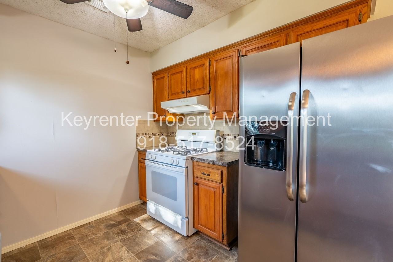 4822 S Spruce Dr - Photo 6 of 11