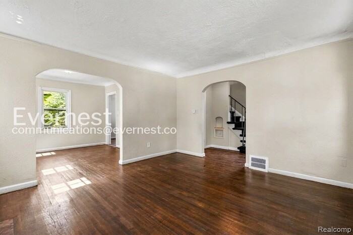 5747 Lakepointe St - Photo 3 of 16
