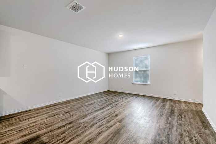 310 Brenner St - Photo 3 of 14
