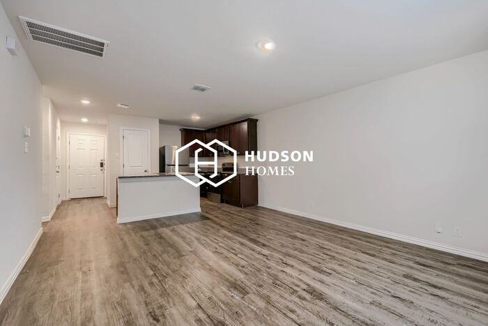 310 Brenner St - Photo 4 of 14