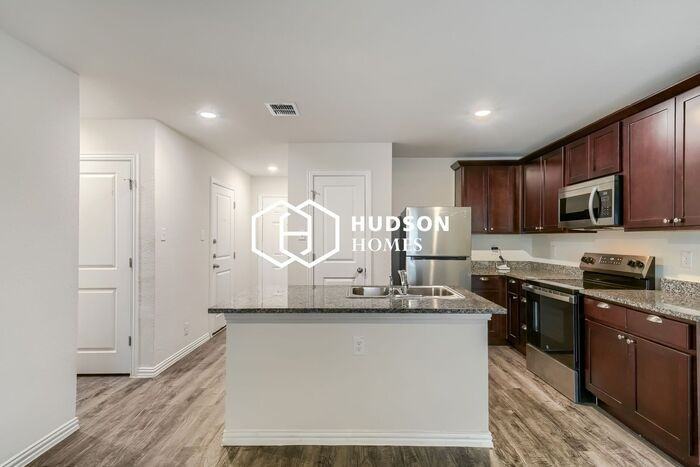 310 Brenner St - Photo 5 of 14