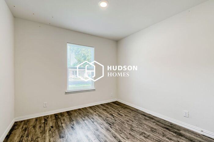 310 Brenner St - Photo 7 of 14