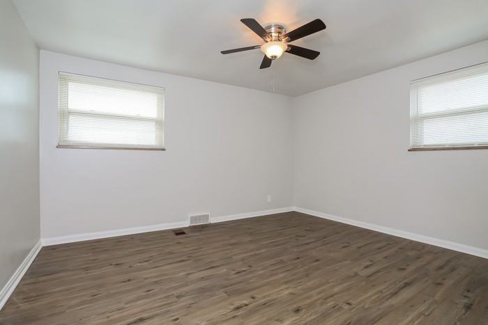 5565 Fairwood Rd - Photo 4 of 10
