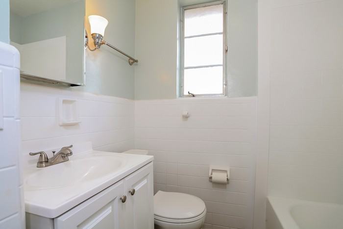 5565 Fairwood Rd - Photo 5 of 10