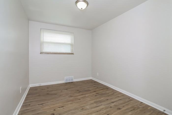 5565 Fairwood Rd - Photo 7 of 10