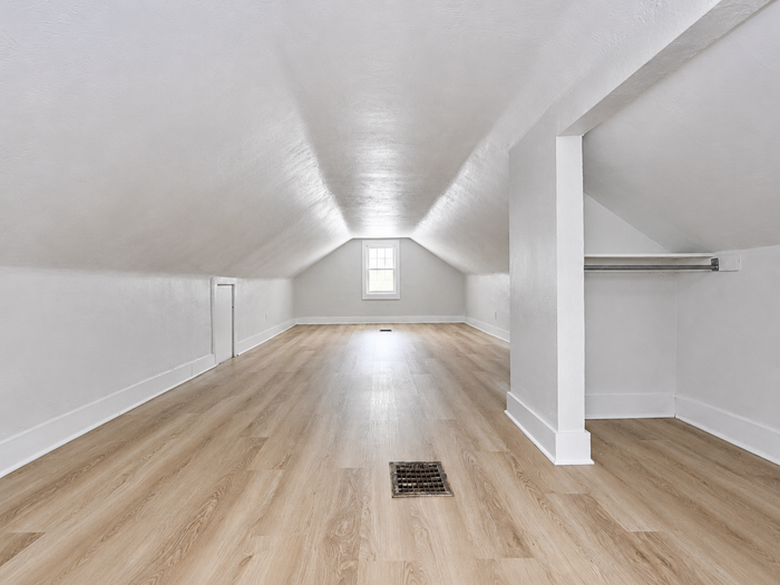 1040 Mercer Ave - Photo 7 of 8