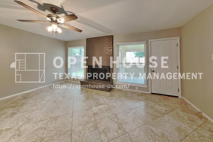 10015 Rippling Fields Dr - Photo 4 of 24