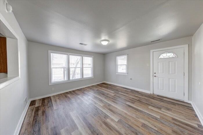2702 S Lyons Ave - Photo 3 of 13