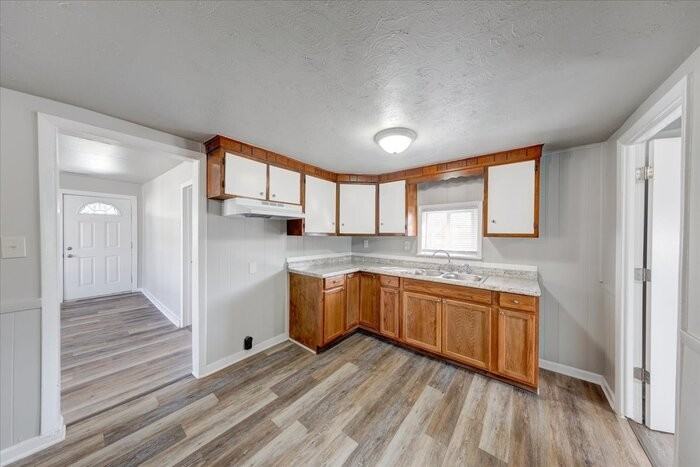 2702 S Lyons Ave - Photo 4 of 13