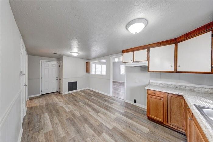 2702 S Lyons Ave - Photo 6 of 13