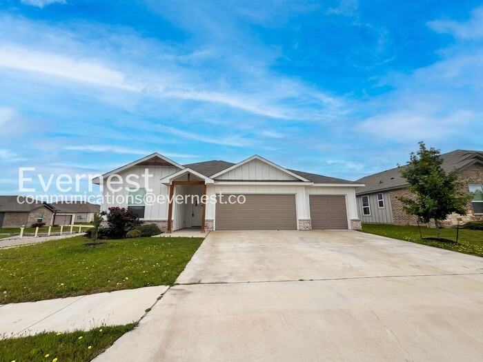 870 Freedom Cir - Photo 2 of 24