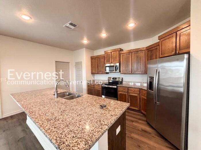 870 Freedom Cir - Photo 3 of 24