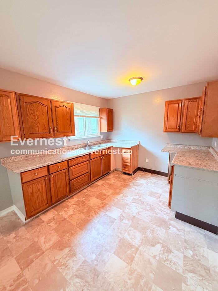 12121 Montrose St - Photo 3 of 23