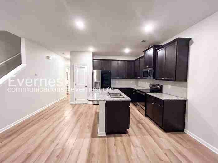 3574 Saratoga Cir - Photo 3 of 29