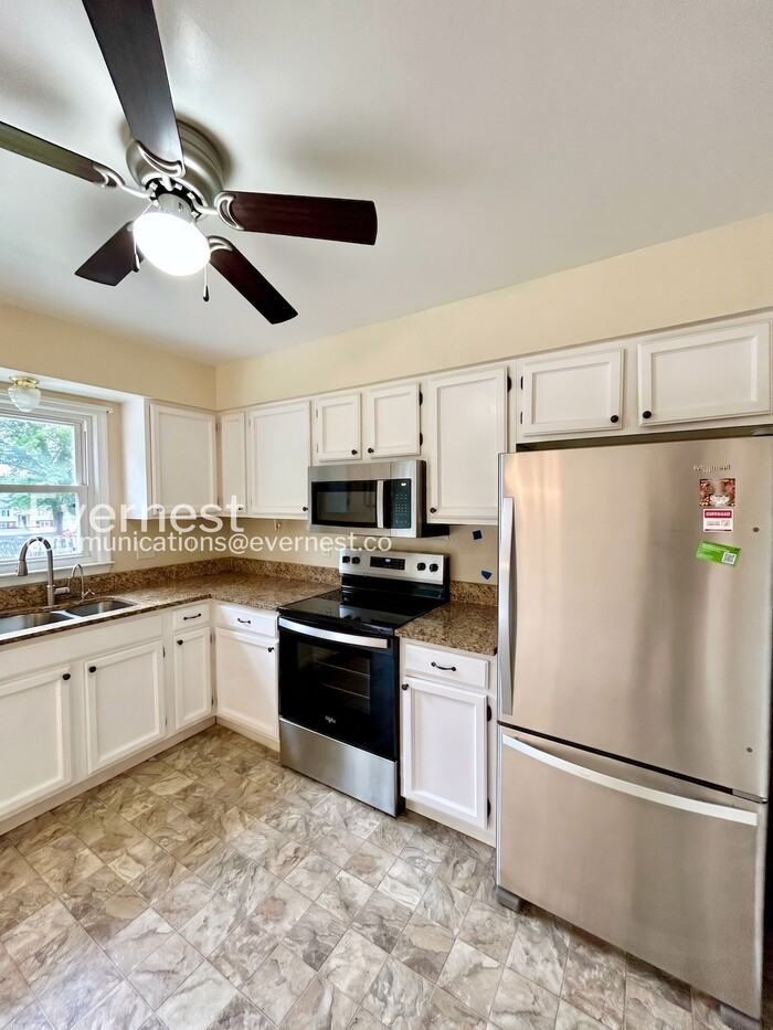 11406 Wentworth Ct - Photo 3 of 31
