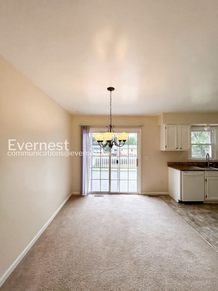 11406 Wentworth Ct - Photo 4 of 31
