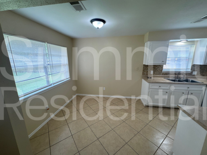 7214 Foxbend Ln - Photo 4 of 16