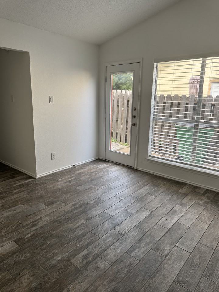521 Cutty Trl #B - Photo 4 of 11