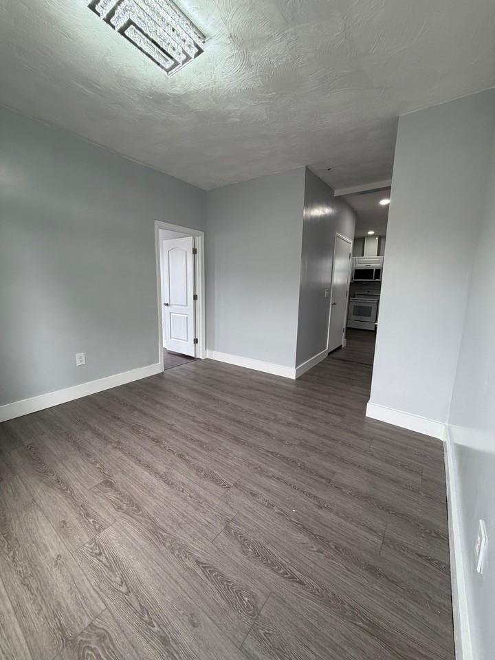 334 Admiral St #2 - Photo 6 of 13