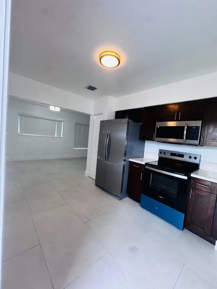 570 W 39th St #NA - Photo 2 of 26