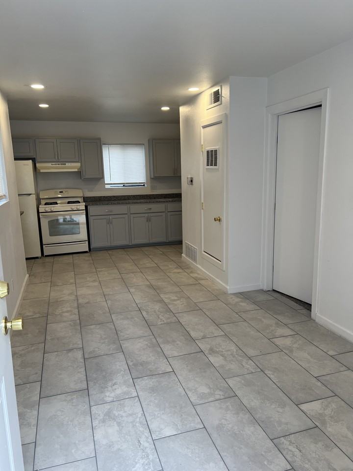 1111 Radford St #B - Photo 5 of 8