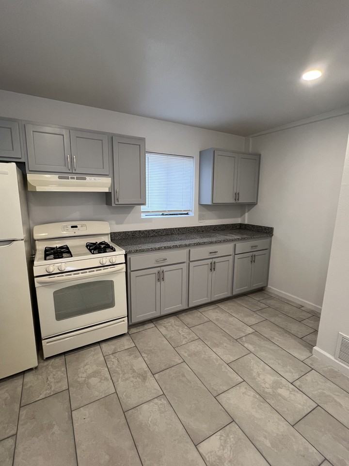 1111 Radford St #B - Photo 7 of 8